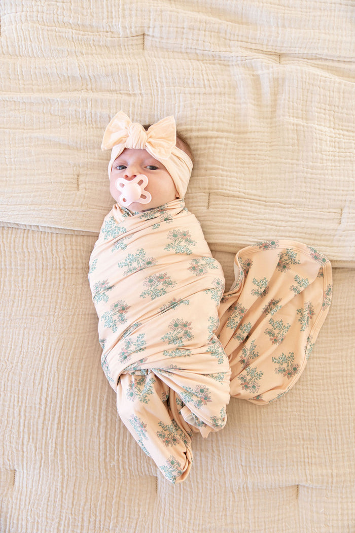 PALE PEACH DAISY FLORAL | SWADDLE