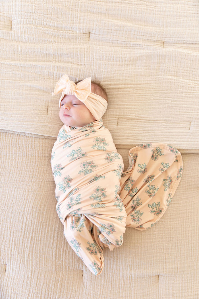 PALE PEACH DAISY FLORAL | SWADDLE