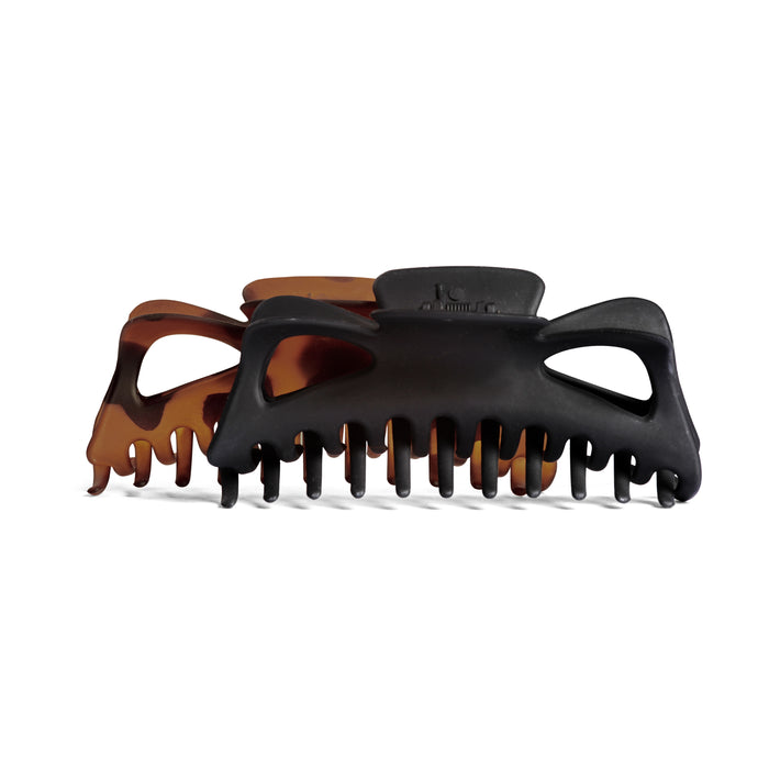 The Kitsch Recycled Plastic Jumbo Claw Clip Set features two large clips, one black and one tortoiseshell. Stylishly designed with a smooth, matte finish and widely spaced teeth, each clip is ideal for securing thick or long hair.