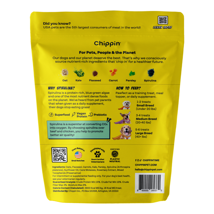 The back view of a yellow Chippin Veggie Dailies with Spirulina bag displays dog and ingredient illustrations like kale, flaxseed, and carrot. It includes feeding instructions, sustainability benefits of eco-friendly pet nutrition, a barcode, and contact details for Chippin Veggie Dailies.